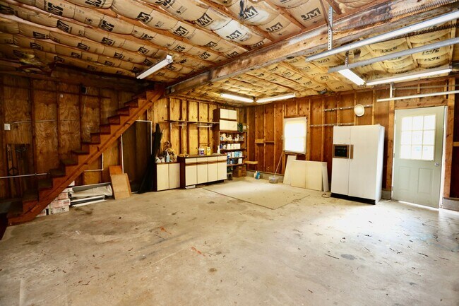 Building Photo - AVAILABLE EARLY MAY, Charming ranch home with front porch in Castle Heights!