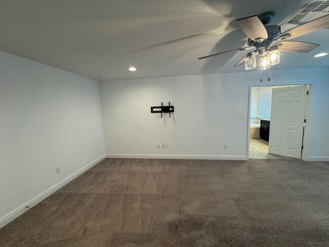 Building Photo - Spacious 5-Bedroom Riverview Home