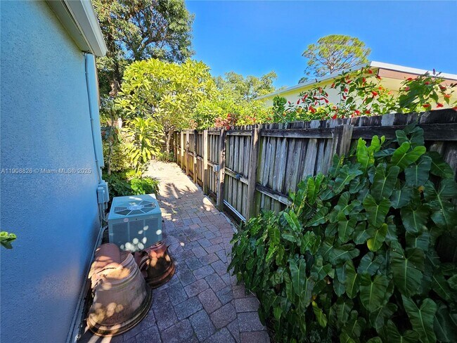 Building Photo - 2016 NE 26th Dr