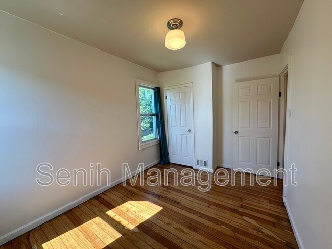 Building Photo - 421 Chandler St