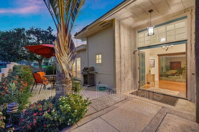 Building Photo - 74939 Vía Lago