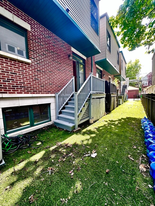 Building Photo - 3122 N Paulina St