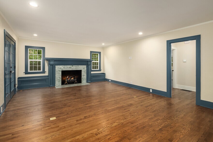 Building Photo - 10425 Des Moines Memorial Dr S