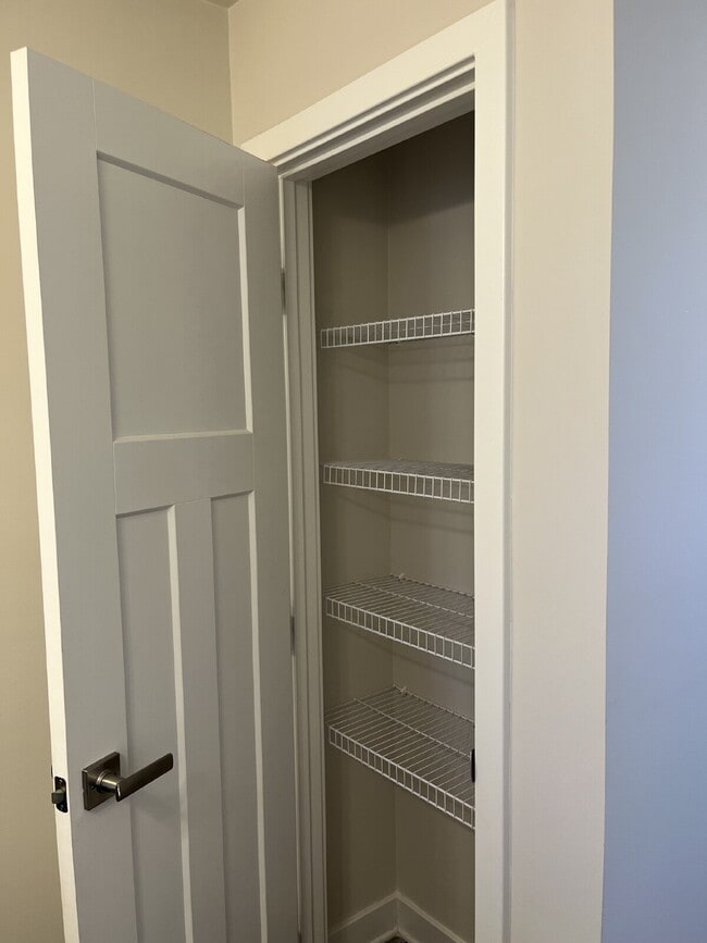 Building Photo - "Charming 3-Bedroom Townhouse with 2.5 Baths on Riverbrook Drive – Your Perfect Gallatin Retreat!"