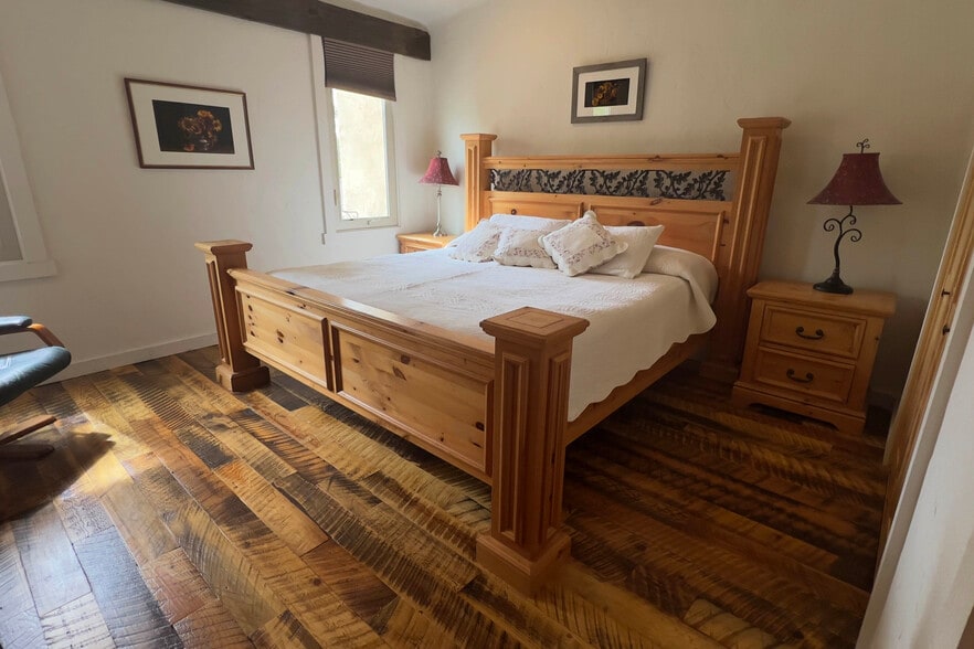 Large Bedroom with King-size Bed - 3575 N Brookside Ln