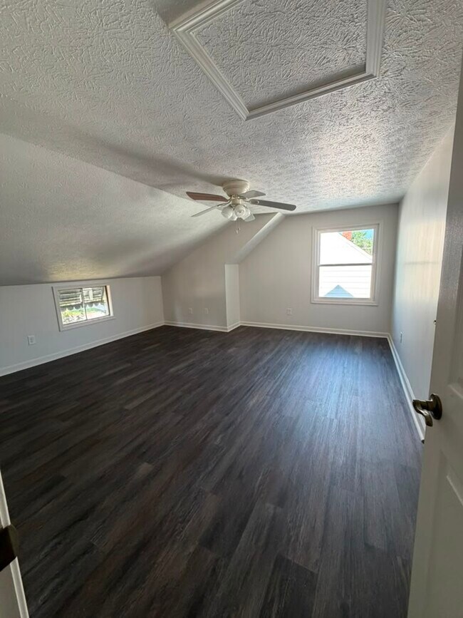 Building Photo - 26381 Drakefield Ave