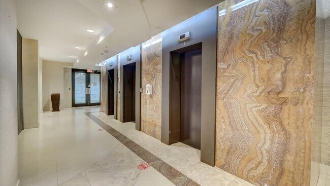 Building Photo - 2555 Collins Ave