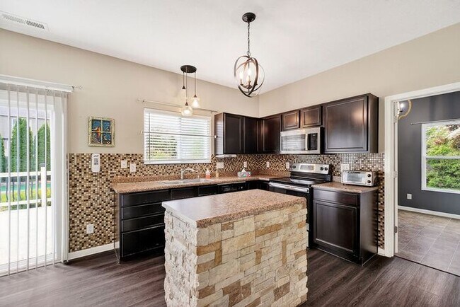 Building Photo - Quiet, comfort living in Westfield