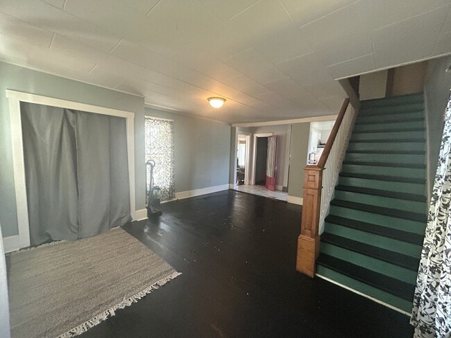 Building Photo - 2 bed 1.5 bath Hamilton home