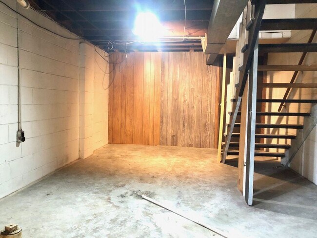 Building Photo - 1 bed w/ full basement on Indy West side