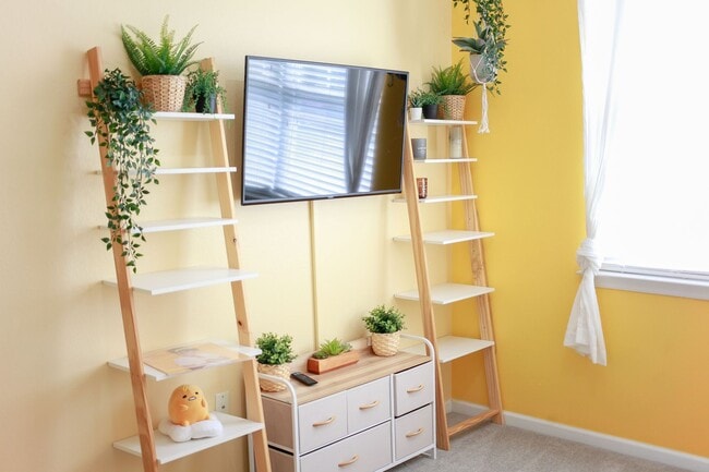 Building Photo - Riverside  Condo-RARE-Ready Jan 26