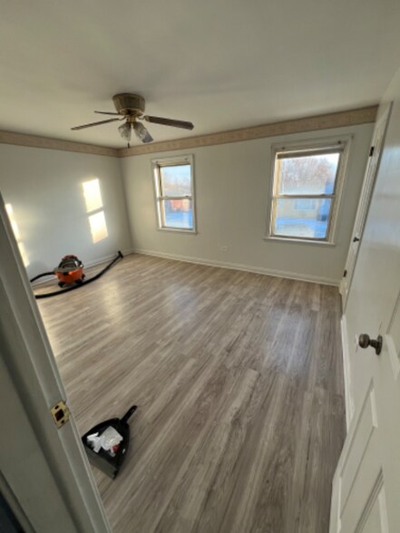 Building Photo - 1322 W 110th St