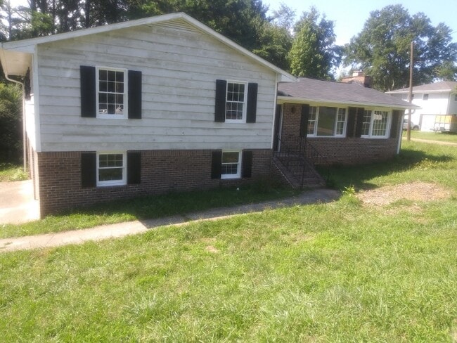 Building Photo - 3150 Sandy Plains Rd