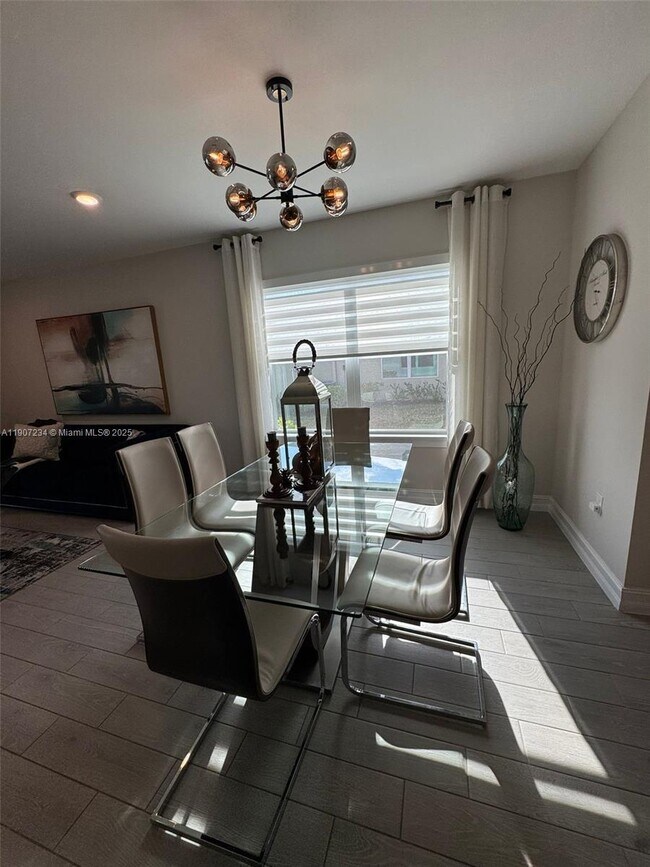 Building Photo - 44448 Palm Frond Dr