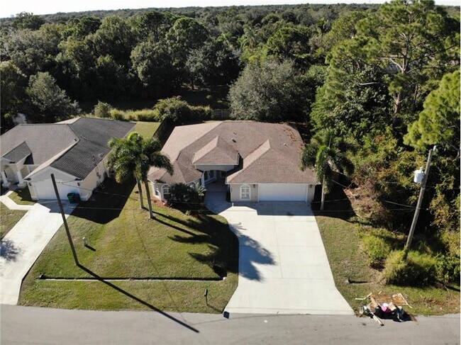 Building Photo - 920 SW Capri St