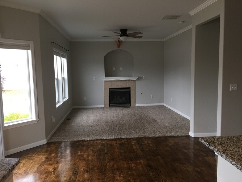 Building Photo - 215 Sanna Ct