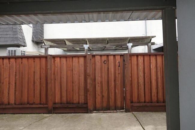 Building Photo - 8627 La Riviera Dr