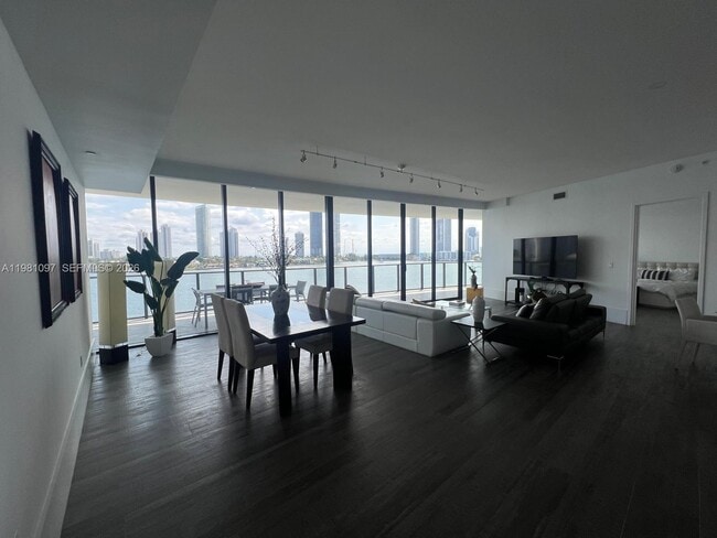 Building Photo - 5500 Island Estates Dr