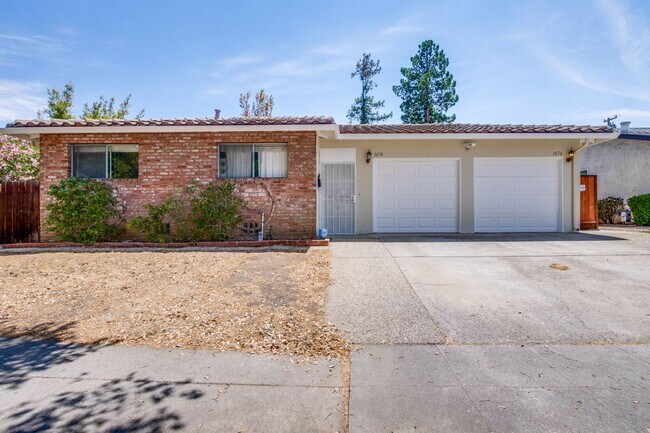 Building Photo - Amazing Studio Unit of a Triplex / Minutes from Apple