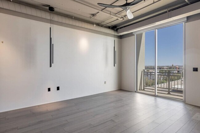 Building Photo - 2211 E Camelback Rd