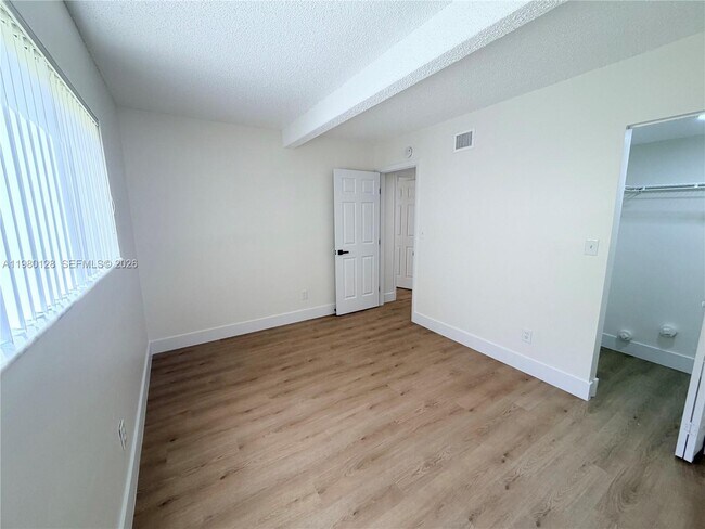 Building Photo - 1105 S Flagler Ave