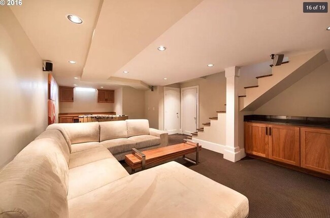 Building Photo - Stunning West Hills 5 bedroom Home with st...