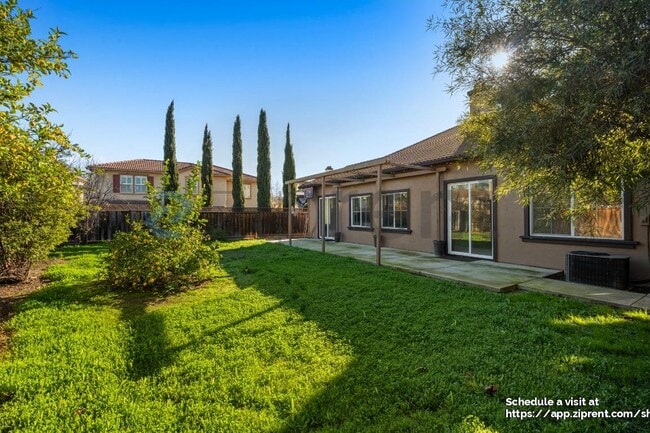 Building Photo - 155 E Heritage Dr