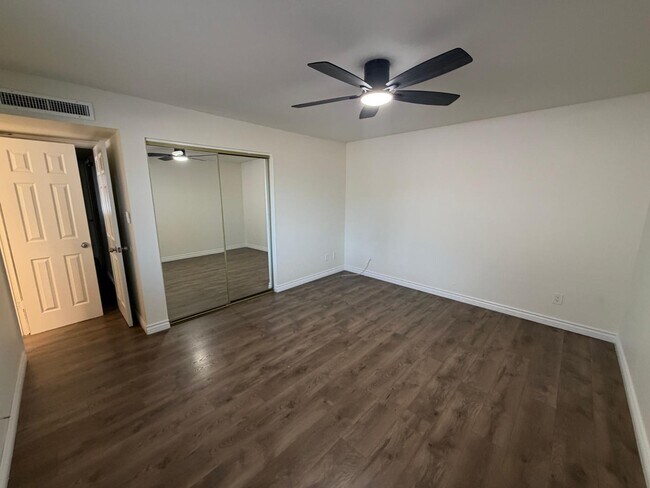 Building Photo - 1244 E Susan Ln