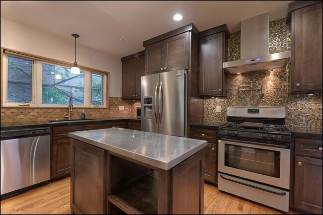 Building Photo - 1420 Hawthorne St