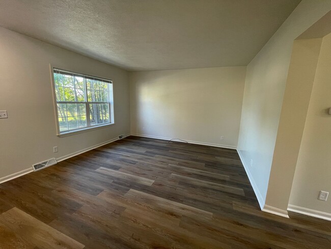 Building Photo - Recently Renovated 4-Bedroom, 2-Bathroom D...