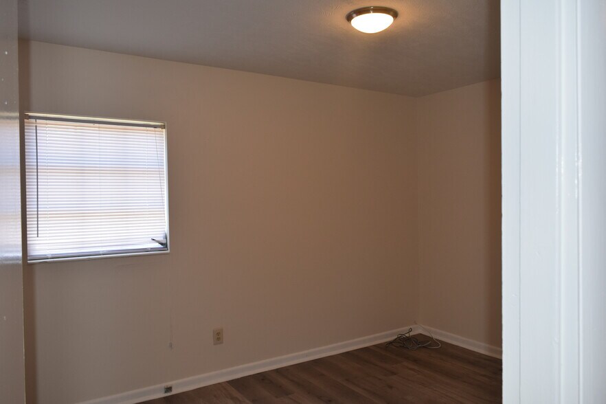 Building Photo - 8114 Meadowglen Dr
