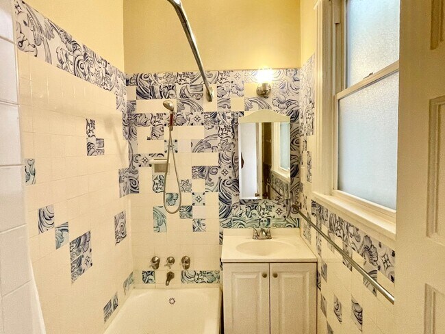 Building Photo - Charming Lower Nob Hill 1BR/1BA! Laundry! ...