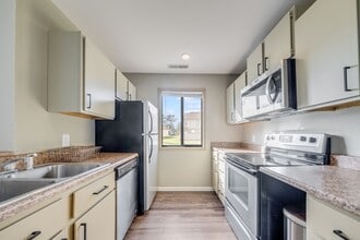 Building Photo - 2 bedroom 1 Bathroom Condo-