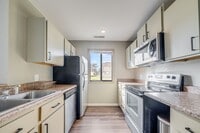 Building Photo - 2 bedroom 1 Bathroom Condo-