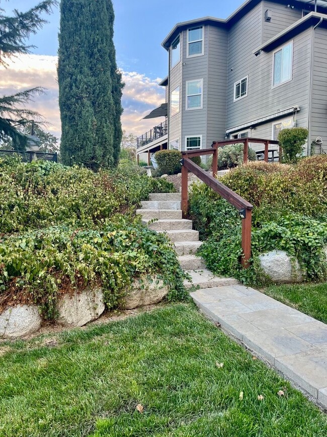 Building Photo - Short Term Rental available, Fully Furnished , 1 Bedroom, 1 Bath in Private Setting