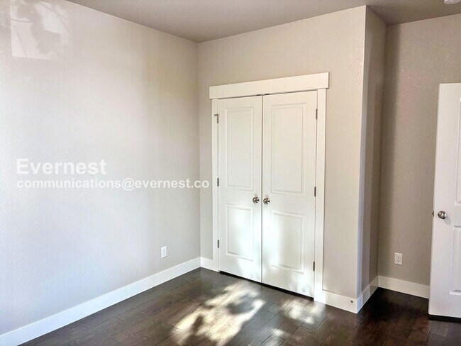 Building Photo - 3 Bed/2 Bath Condo with Garage / Available...