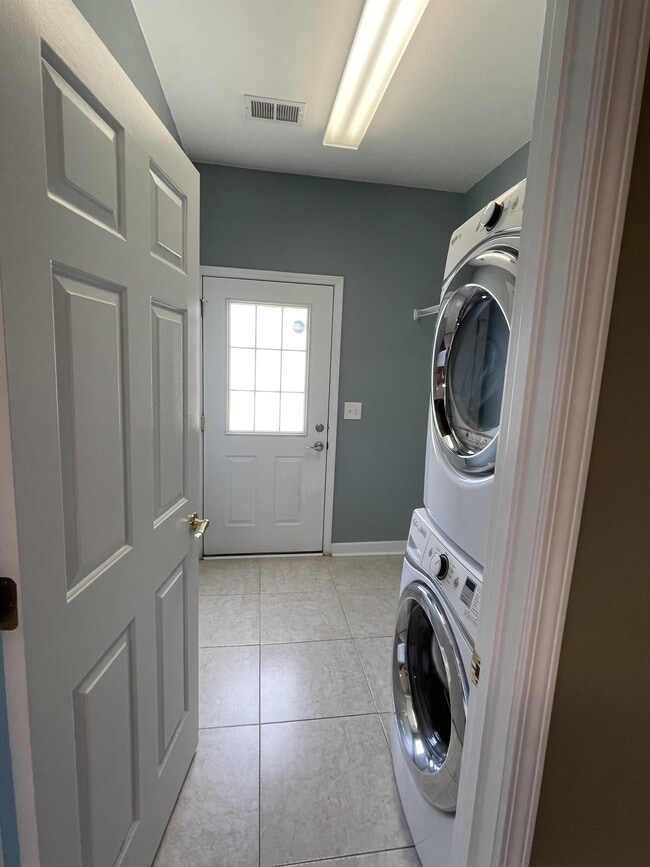 Building Photo - 717 Gazania Ln