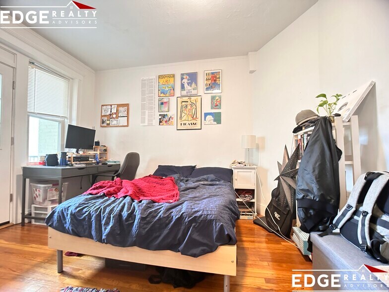 Building Photo - 264 Kelton St