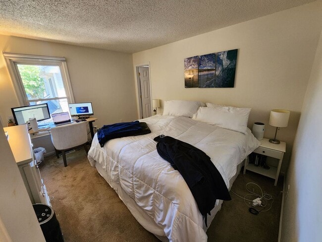Building Photo - Charming 3 bed 2 and a half bath near VB O...