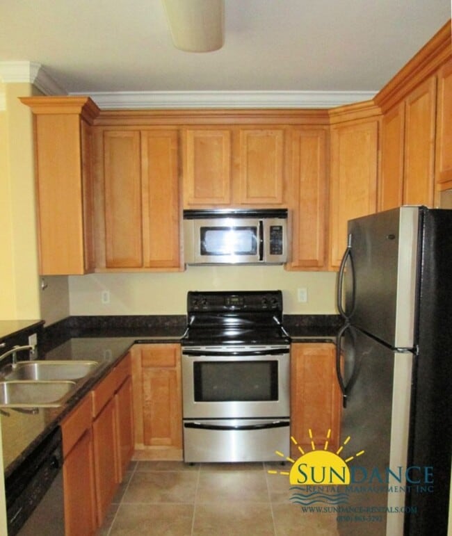 Building Photo - Lovely 3 Bedroom End-Unit Townhouse in Destin