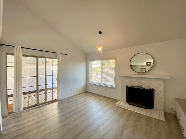 Building Photo - Completely Upgraded Townhome in Cute Neigh...