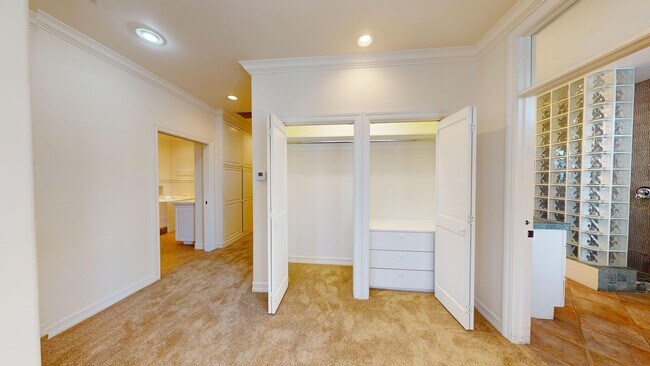 Building Photo - Spacious 4-bedroom 4.5 bath Home in a Gated Complex