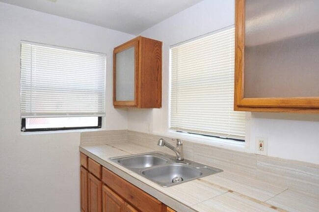 Building Photo - Cntrally Located 4 bedroom home