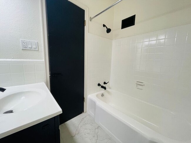 Building Photo - 2010 W 95th St