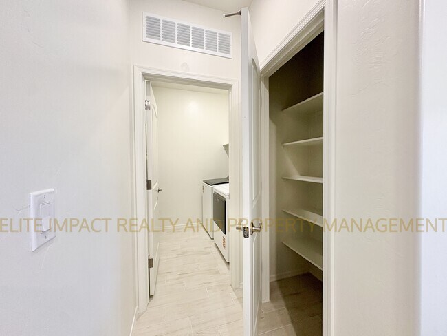 Building Photo - 9365 N Peridot Vis Ave