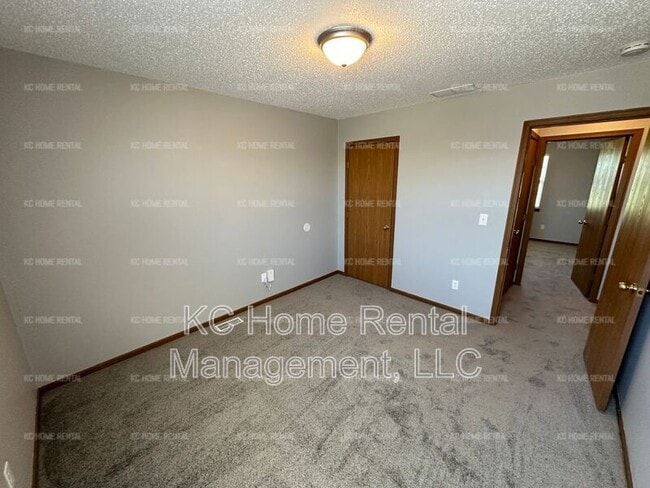 Building Photo - 502 Sky Vue Dr