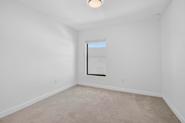 Building Photo - 4408 Hemlock Dr