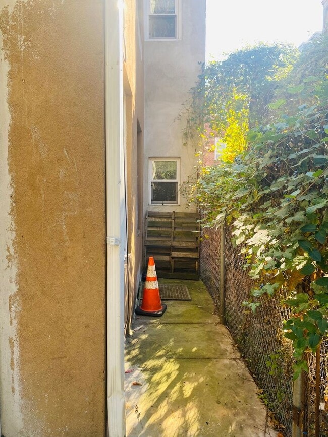 Building Photo - 1435 Cambridge St