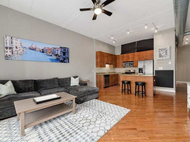 Building Photo - 3125 W Fullerton Ave