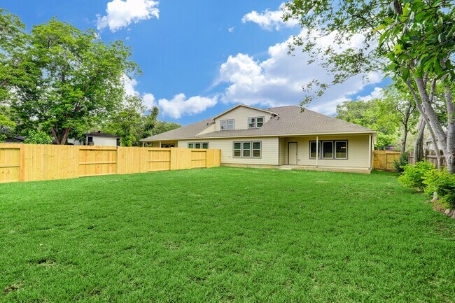 Building Photo - 725 W Foley St